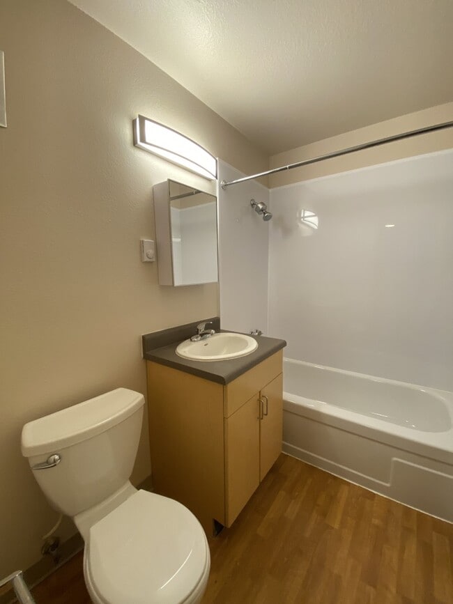 06 Classic | Bathroom - Olympic Park Apartments