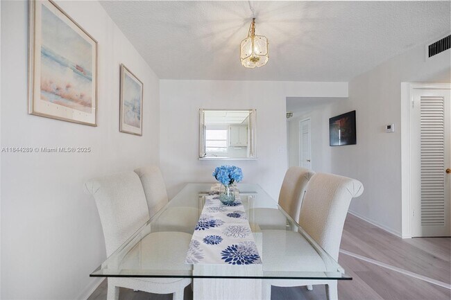 Foto del edificio - 2880 NE 33rd Ct
