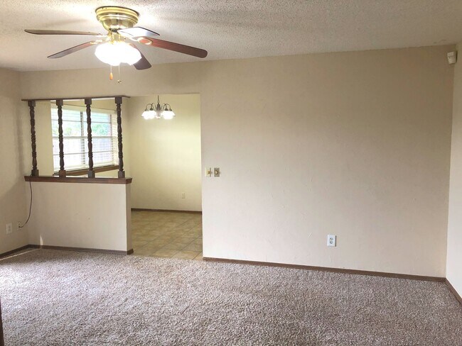 Foto del edificio - Great Location! Central Edmond!