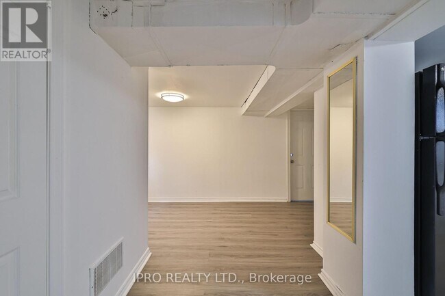 Photo du bâtiment - 627 Sheppard Ave W