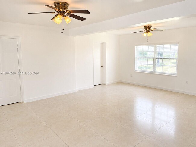 Foto del edificio - 325 NE 108th St