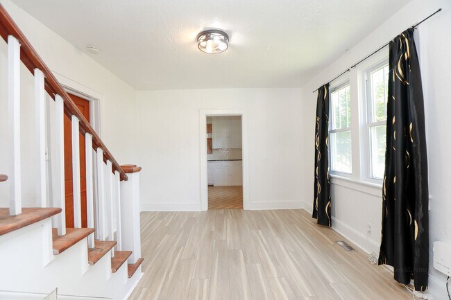 Foto del edificio - 768 Mayfield Ave