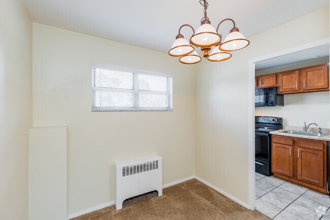 2BR, 1BA - 800SF - Dining Area - Cloverleaf Towers