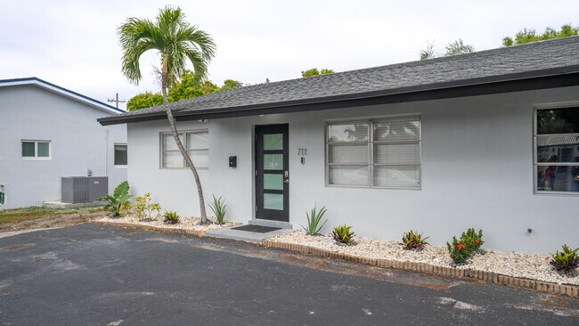 Building Photo - 711 SW 14th Ct