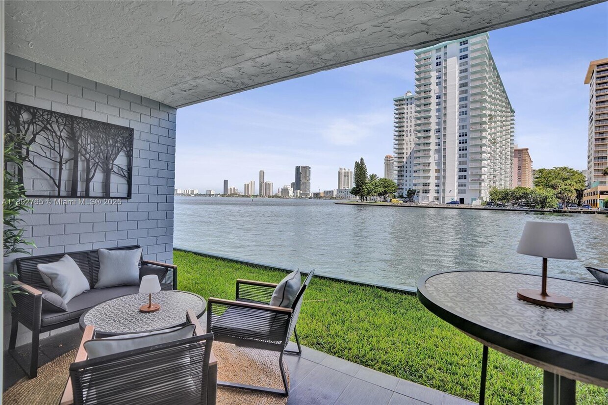 Foto principal - 4000 NE 170th St