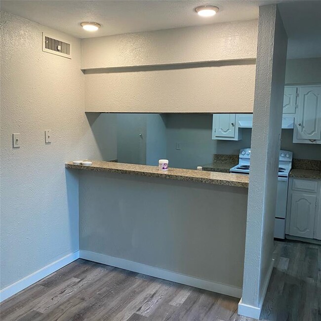 Building Photo - 367 Valley Park Dr