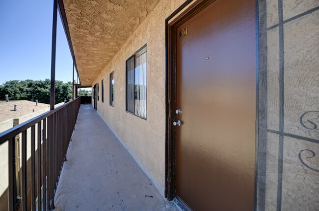 Building Photo - 709 E Chestnut Ave