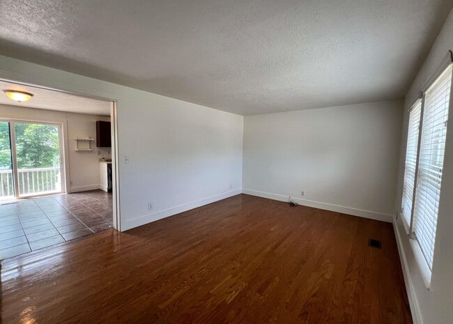 Building Photo - 10 Pinewood Dr