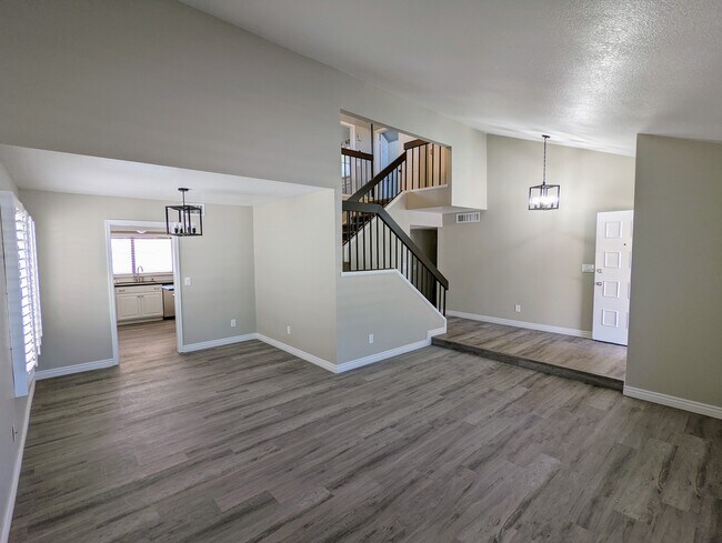 Foto del edificio - 1458 N La Rosa Dr