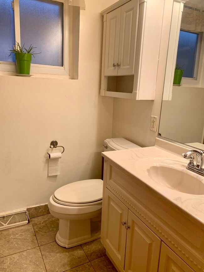 Foto del edificio - 5836 W Diversey Ave