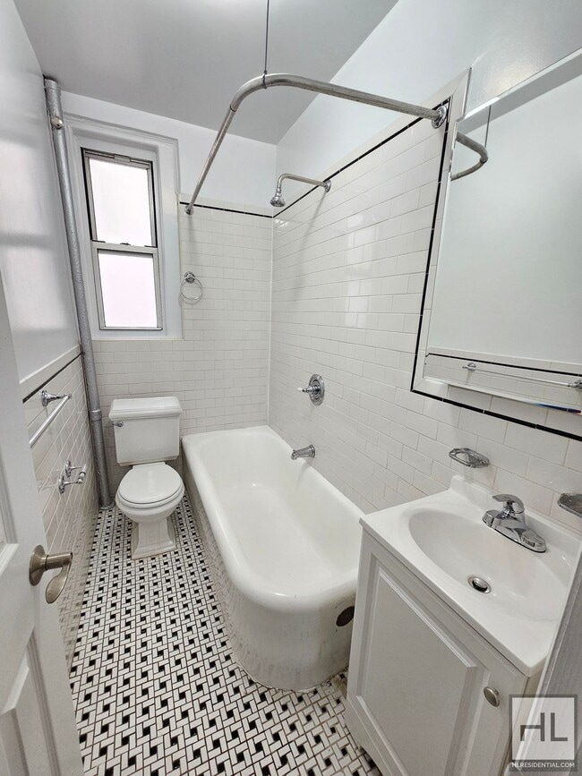 Building Photo - Amazing 1 Bedroom in Greenwich Village