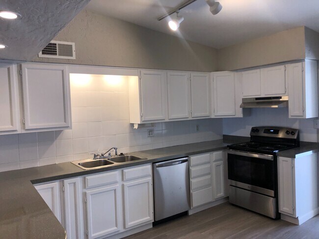 Building Photo - 7015 E Wilshire Dr