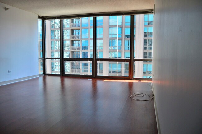 Foto del edificio - 2 E Erie St