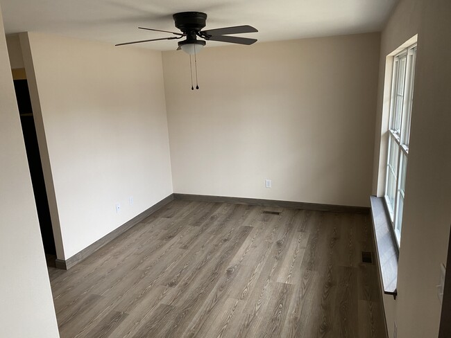 Building Photo - 513 Red Bud Ln