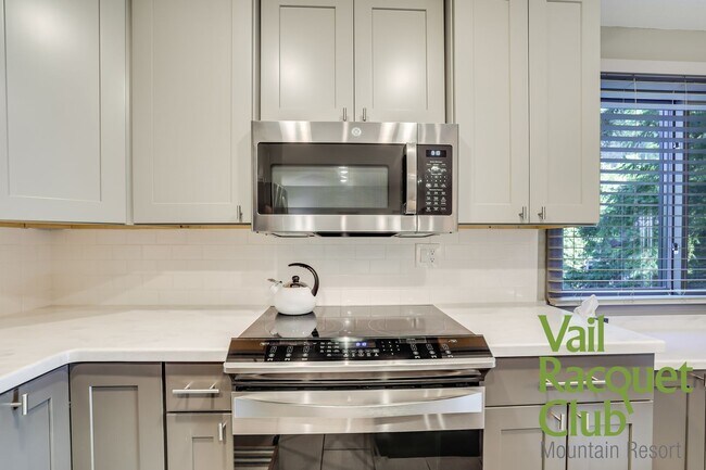 Building Photo - 2BR, 2BA with Health Club Membership - Nov...