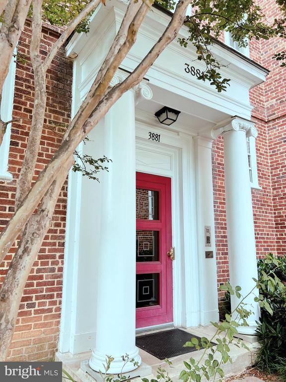 Foto del edificio - 3881 Newark St NW