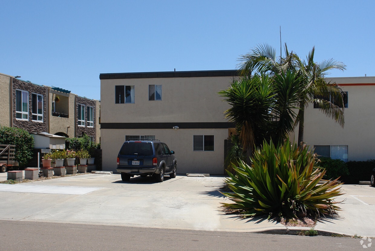 Building Photo - 1069 Chalcedony St