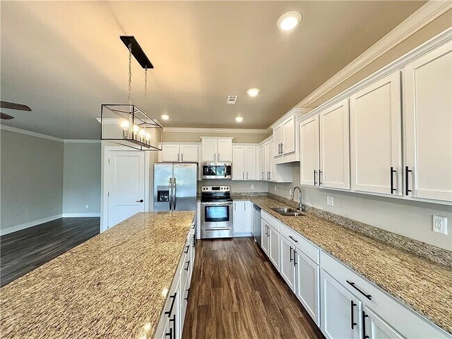 Building Photo - 837 NE Heights Ln
