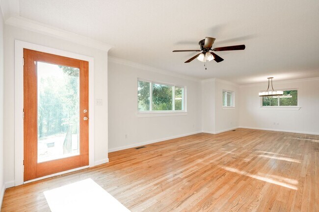 Building Photo - 3/ 1.5 Home for Rent!