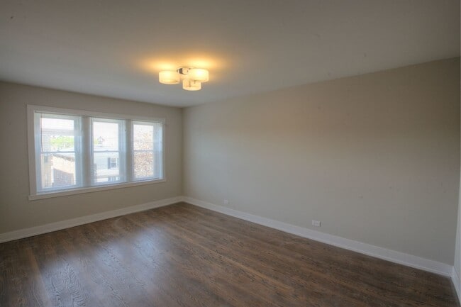 Building Photo - 6433 N Albany Ave