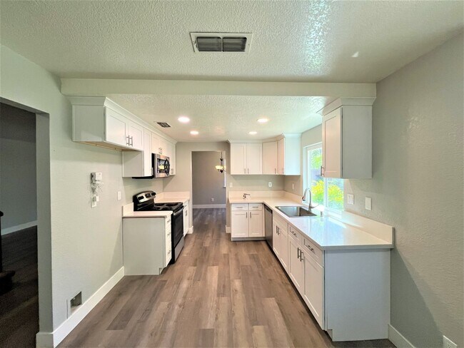 Building Photo - 8061 Dunsmuir Ct