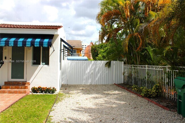 Foto del edificio - 2253 SW 10th St