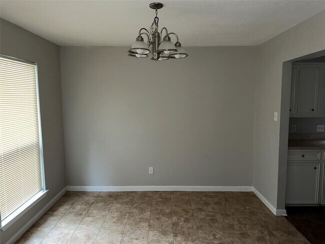 Building Photo - 2710 Heather Knoll Dr