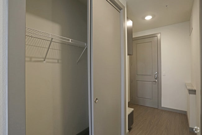 STUDIO - 443SF - CLOSET - 101 Center