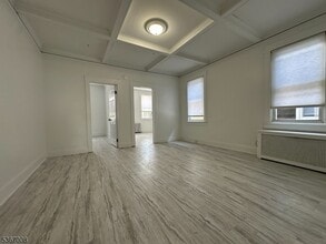 Building Photo - 526 Valley Brook Ave
