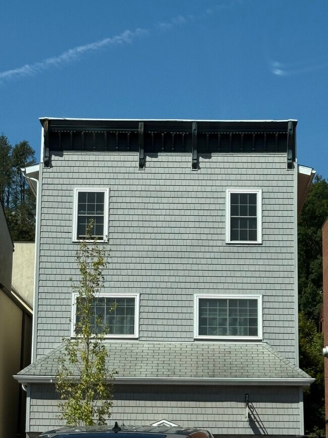 Building Photo - 122 Church St
