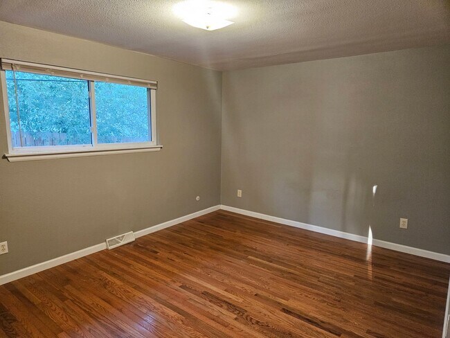 Building Photo - 4 bed 2 bath in Denver