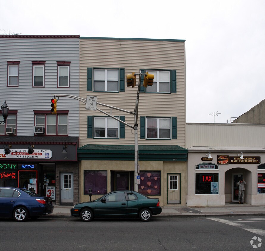 Building Photo - 397 Broadway