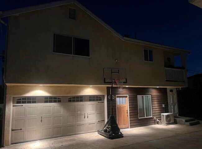 Foto del edificio - 4412 Russell Ave