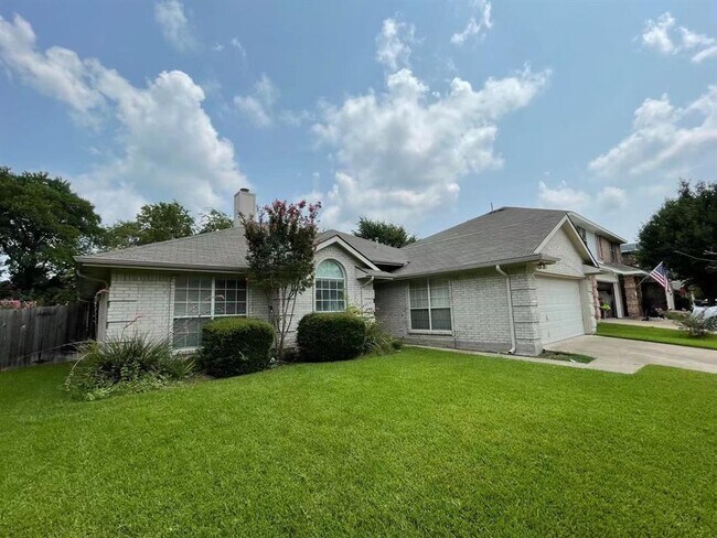 Foto del edificio - 808 Oak Hollow Ln