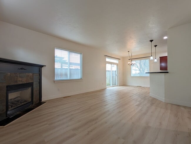 Building Photo - Beautiful 3+ Bedroom, 3 Bath Home With An ...