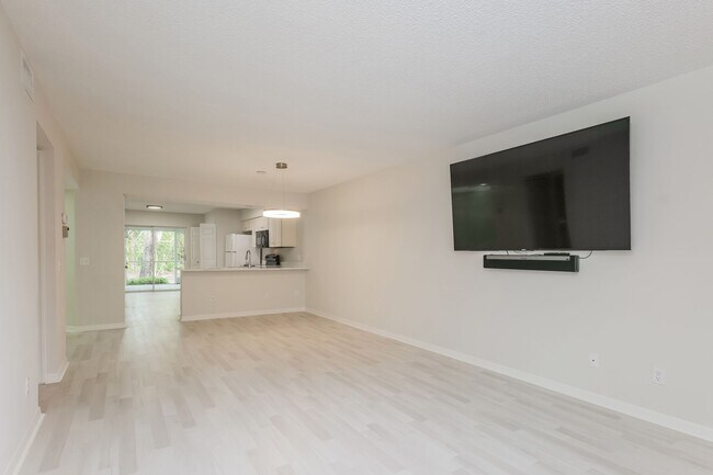 Foto del edificio - 2 bed + den 2 bath condo, just 2.5 miles from the beach!