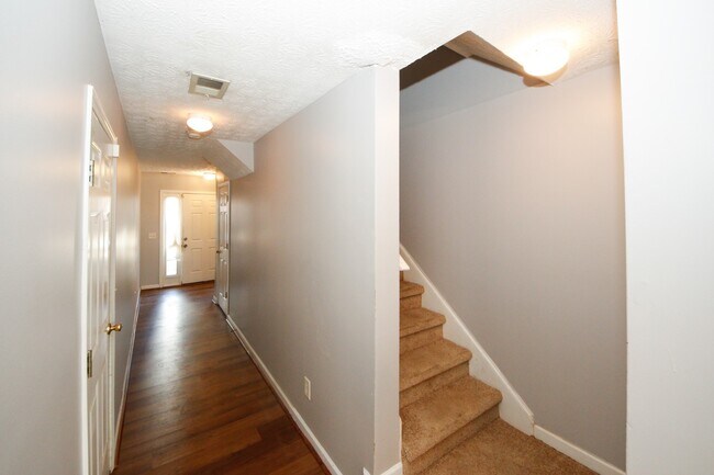 Foto del edificio - 5689 Strathmoor Manor Cir