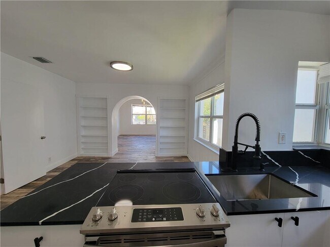 Building Photo - 1744 SW 10th St