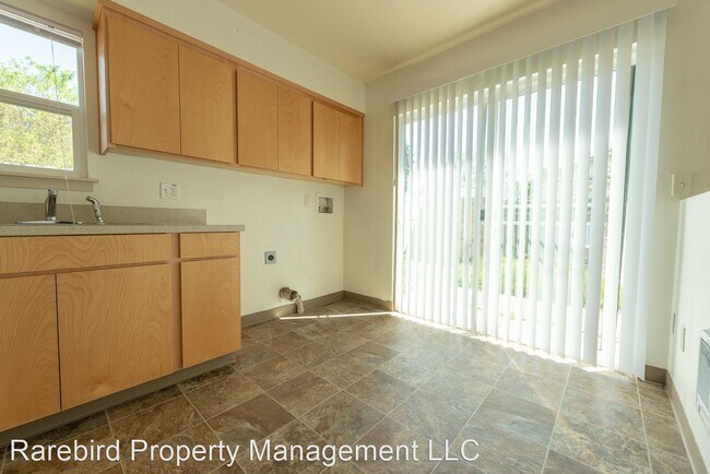 Building Photo - 4714-4722 SE 83rd Ave
