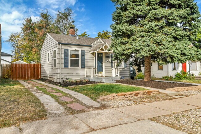 Foto del edificio - 3 Bedroom 2 Bathroom Home Available August 7th!