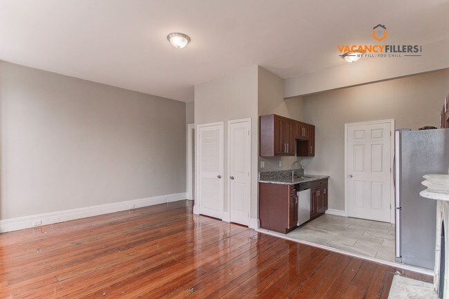 Foto del edificio - 825 N Charles St