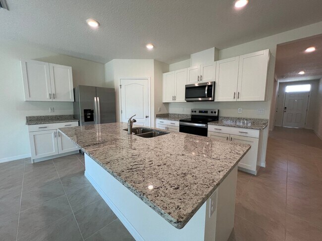 Foto del edificio - Brand New! 4 Bedroom, 2 Bathroom home in t...