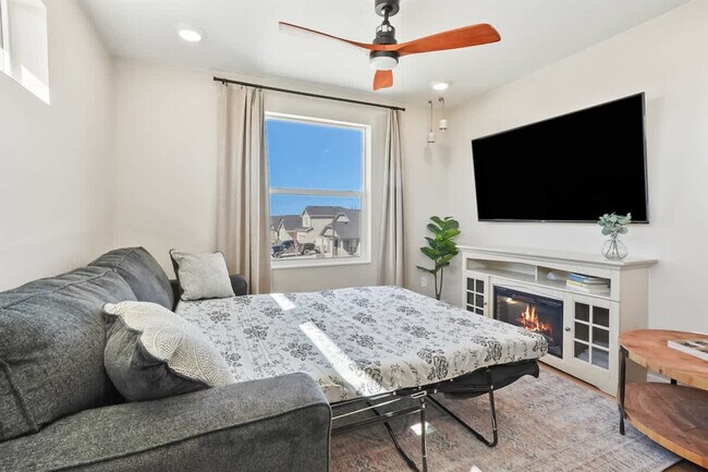 Building Photo - 304 Cliff Swallow Ave