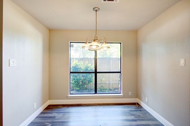 Building Photo - Available April 2024! Stylish N. Arlington...