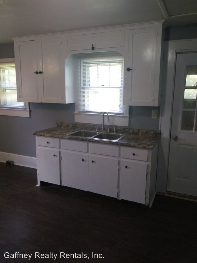 Foto del edificio - 2 br, 1 bath House - 200 Hampton Ave.