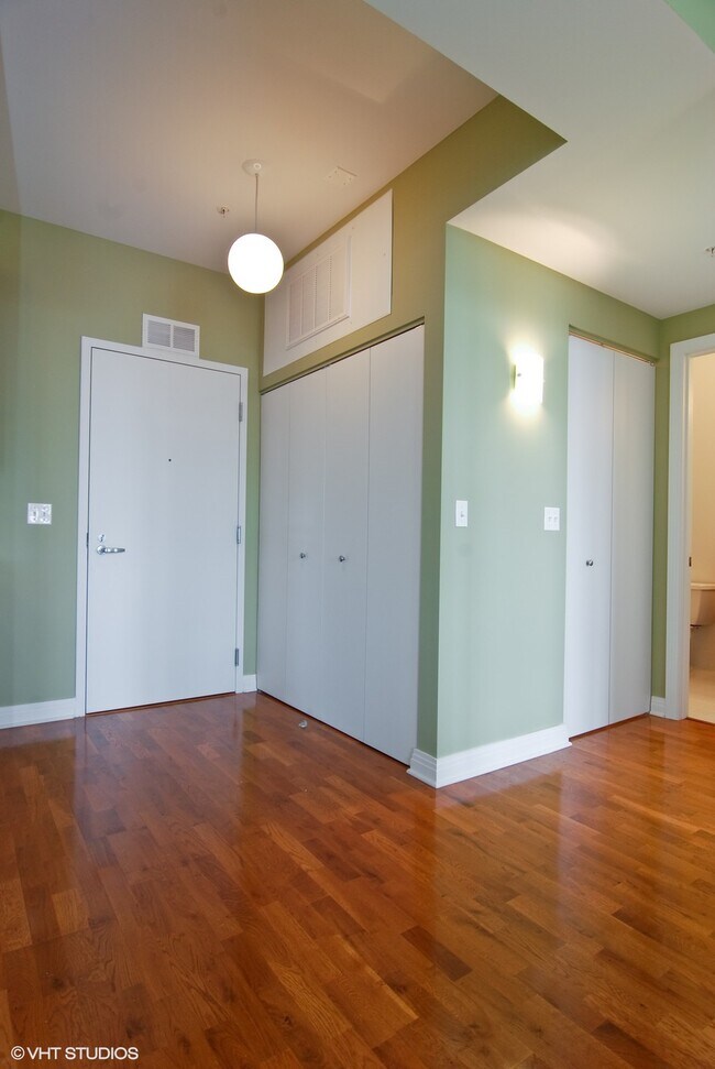 Foto del edificio - 565 W Quincy St