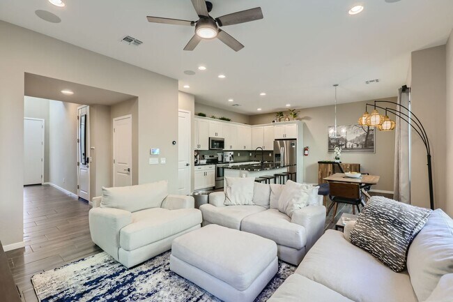 Building Photo - Gorgeous townhome in gated community-fully furnished!