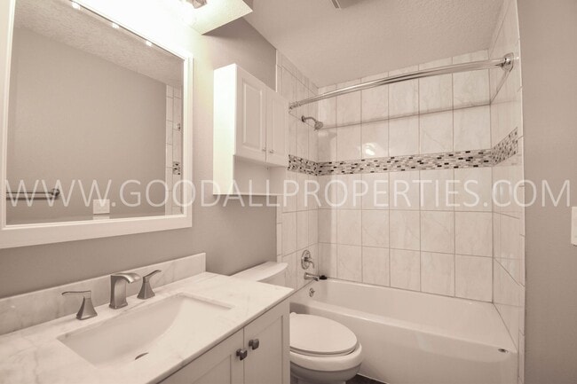 Building Photo - Rent Special !!! 2 Bedroom 2 Bath Duplex with additional flex room, garage, and a Fenced yard!!!