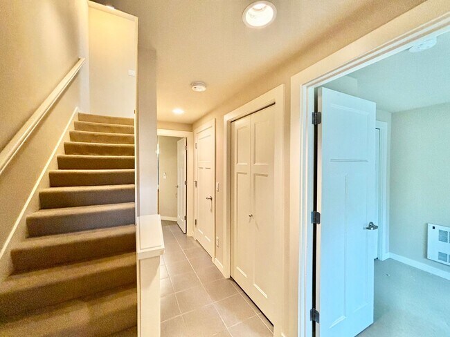Building Photo - Stunning Tri-Level Townhome in Seattle’s V...
