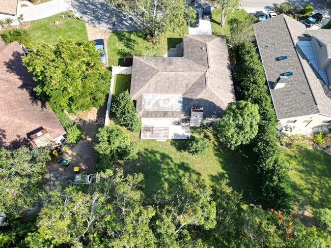Foto del edificio - 423 Whispering Oaks Ct